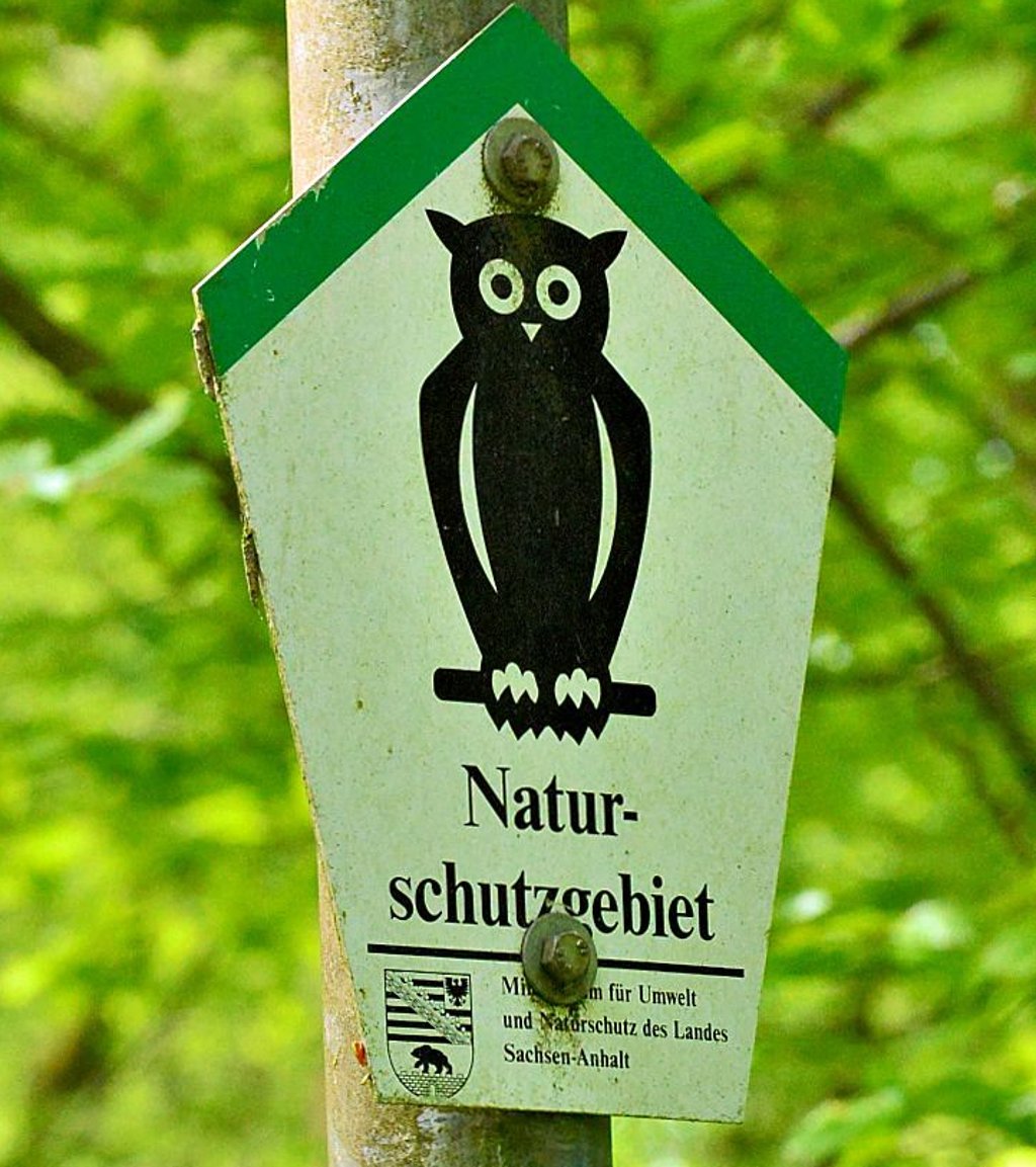Ein Schild weist auf das Naturschutzgebiet hin.