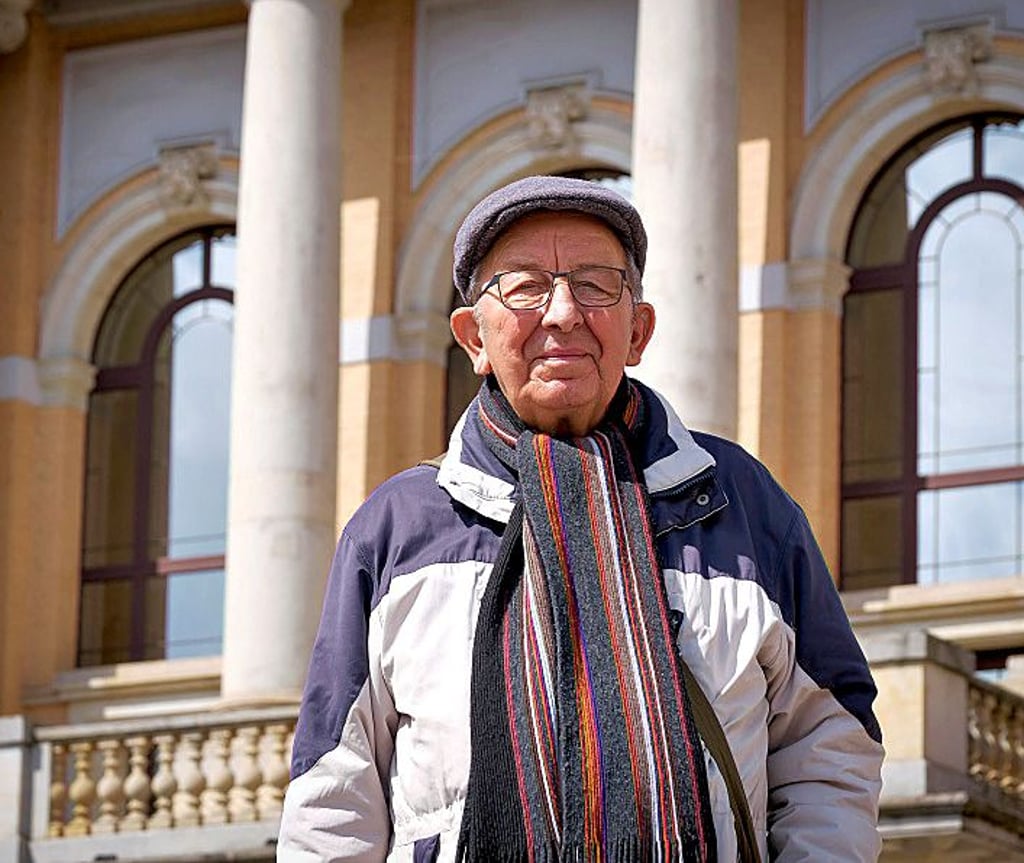 Stadtführer Wolfgang Michaelis vor der Oper in Halle.