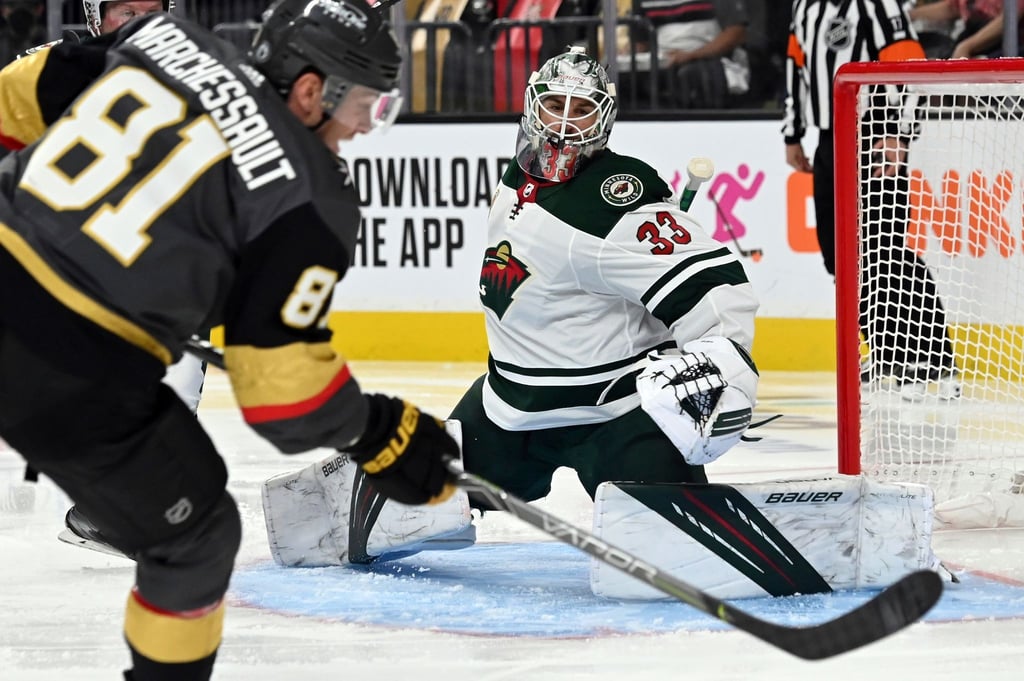 Torwart Cam Talbot (r) von Minnesota Wild parierte sämtliche 42 Versuche auf seinen Kasten.