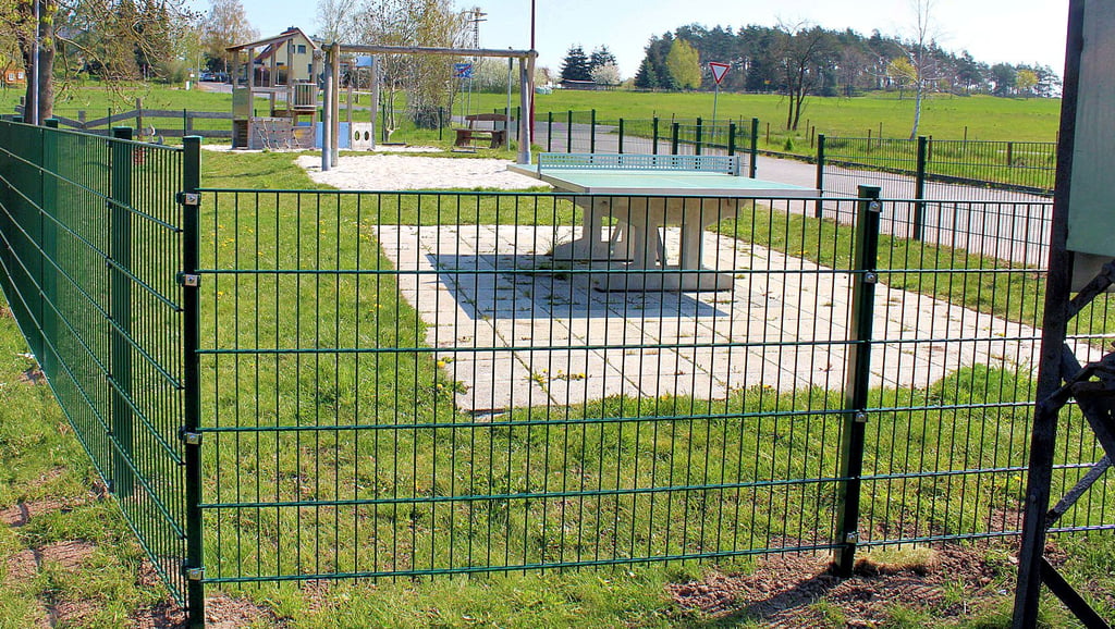 Der Spielplatz in Klinze musste aus Sicherheitsgründen eingezäunt werden. Einige der Zaunfelder sind aber herausnehmbar, um zum Feiern eine größere Fläche zur Verfügung zu haben .
