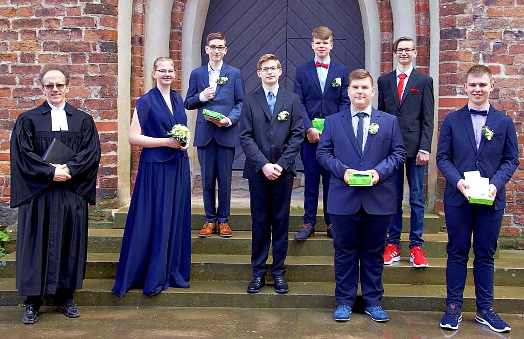 Sieben junge Menschen um Pfarrer Martin Goetzki bekannten sich am Sonntag mit ihrer Konfirmation zu Gott und zur Kirchengemeinde.
