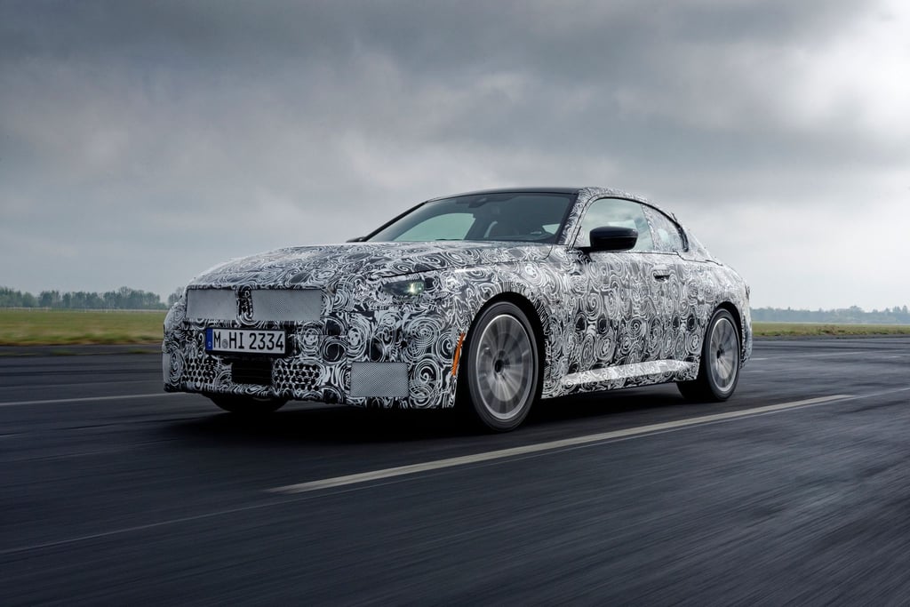 Noch mit Tarnkappe: Das neue 2er Coupé soll Anfang 2022 auch nach Deutschland rollen - mit Heckantrieb.