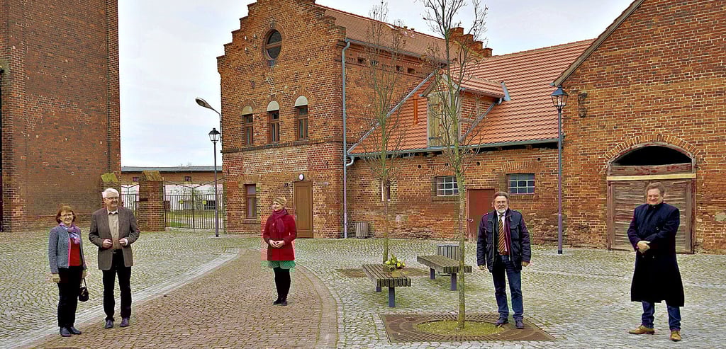 Karin (von links) und Rolf Willi Grunewald, Josefine Telemann, Roland Maiwald und Marco Reiß trafen sich zu einem Kennlerngespräch der Vertreter zweiter Stiftungen im Kloster Jerichow.