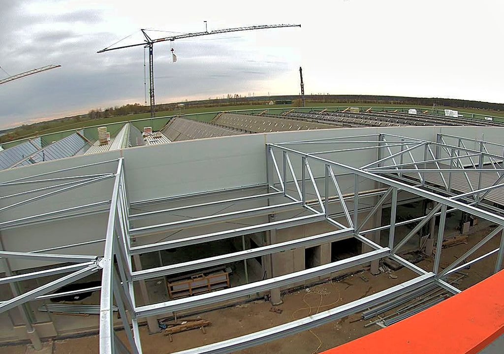Ein Blick von oben auf die Baustelle bei Empl.