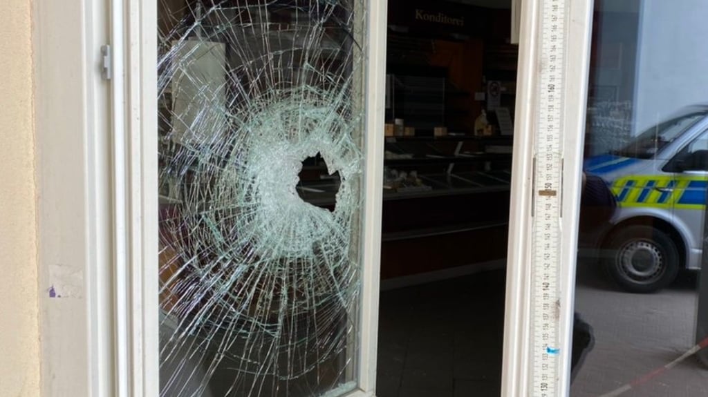 Die Scheibe des Supermarktes wurde mit einem größeren Stein eingeschlagen.