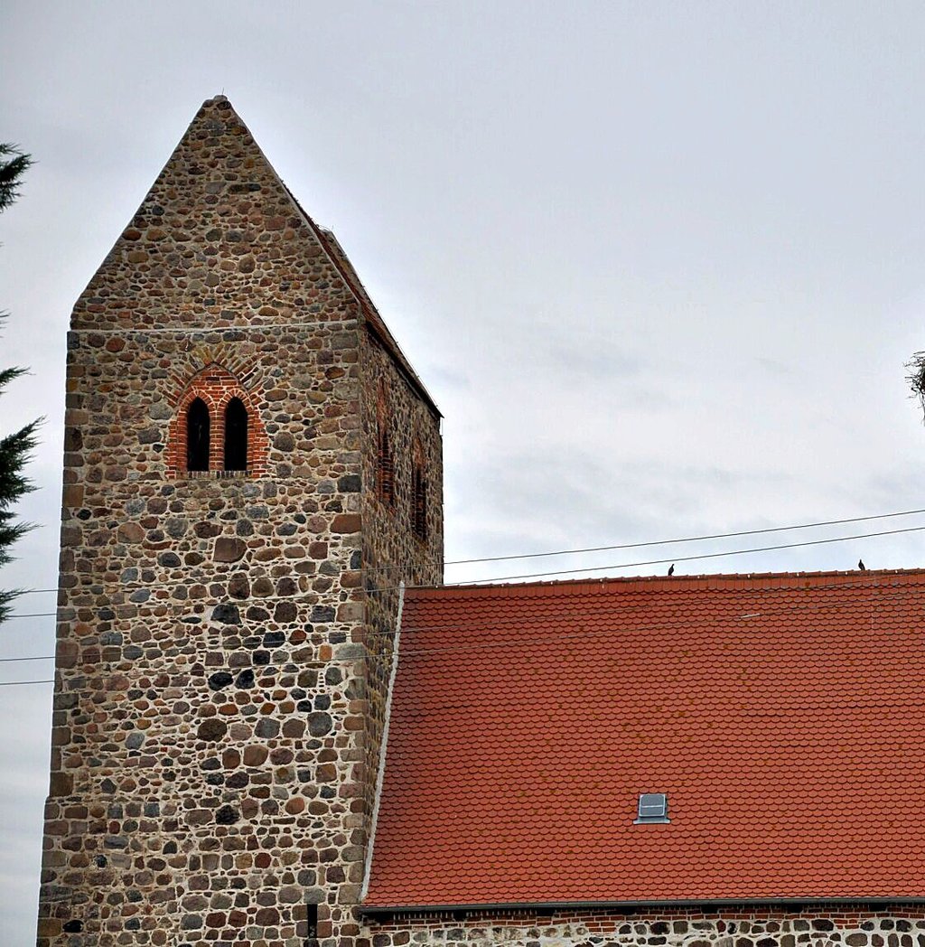 Der Turm der Bertkower Kirche muss saniert werden. Die Gemeinde Goldbeck gewährt einen Zuschuss.
