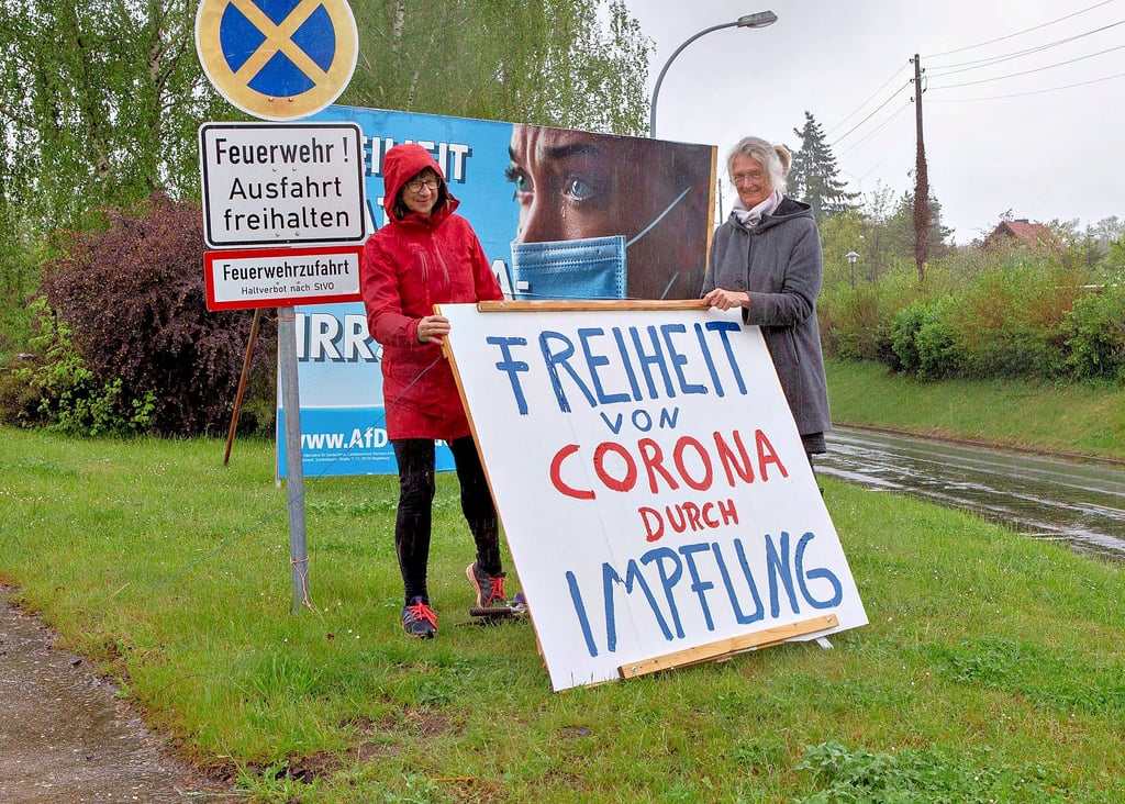 Dorothea Königer-Schmitt (links) und Johanna Butting stellen ihr Plakat immer wieder an der Feuerwehrzufahrt in Droyßig auf.