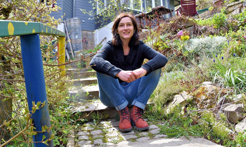 Ruth Fiedler sitzt auf der Treppe zur Terrasse ihres Hauses in Wernigerode. Seit zehn Jahren lebt sie in der Stadt, in der sie sich sehr wohl fühlt. ?Wernigerode ist bunt und weltoffen?, sagt die Landtagskandidatin der Linken.
