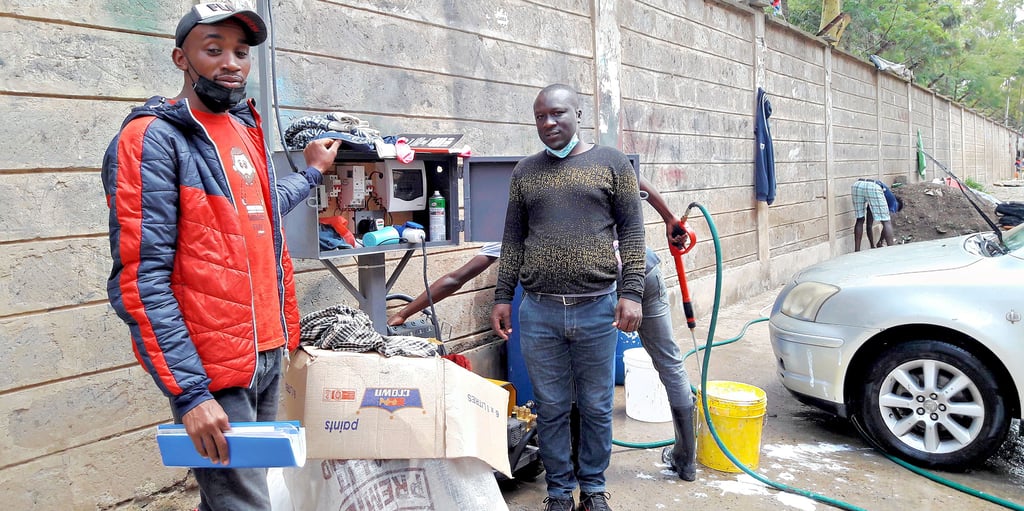 Dank des Fördergelds, das vom Bundesentwicklungsministerium über einen Elbingeröder Verein nach Nairobi gelangt, konnten 36 Bewohner im Slum Korogocho eine eigene Auto-Waschanlage aufbauen. Seit Mitte April ist sie in Betrieb und soll den Jugendlichen ein eigenes Einkommen ermöglichen.