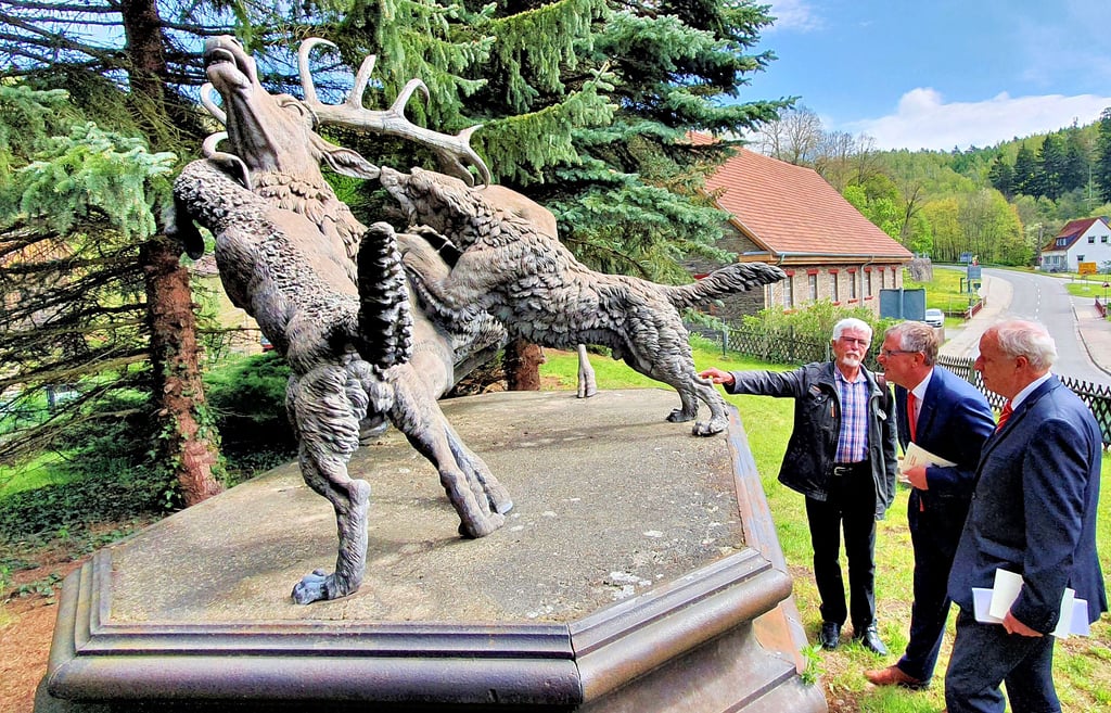 Michael Ermrich (von rechts) und Wilfried Schlüter folgen Wolfdieter Ludwigs Ausführungen zur berühmten Kureck-Figur.