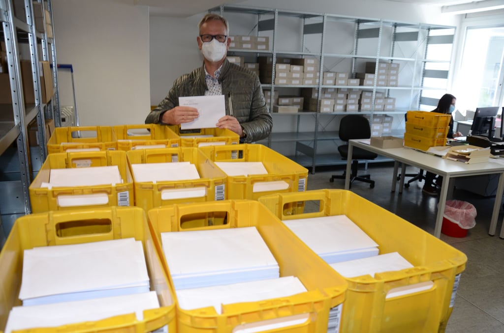 Magdeburgs Kreiswahlleiter Holger Platz vor Kisten mit Unterlagen für die Briefwahl zur Landtagswahl in Sachsen-Anhalt