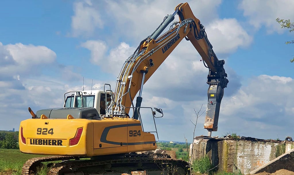 Ein Bagger rückt dem Beobachtungsbunker zu Leibe. Der Abriss konnte gerade noch verhindert werden. 