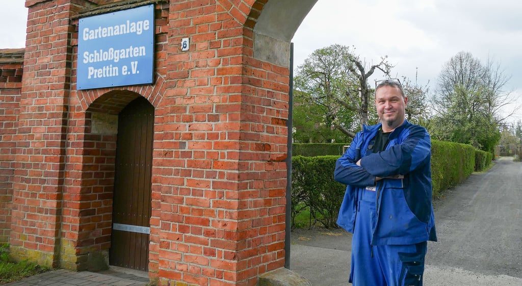 Der Vereinsvorsitzende Jörg Friedrich vor dem Eingangstor zur Gartenanlage Schlossgarten Prettin e.V.