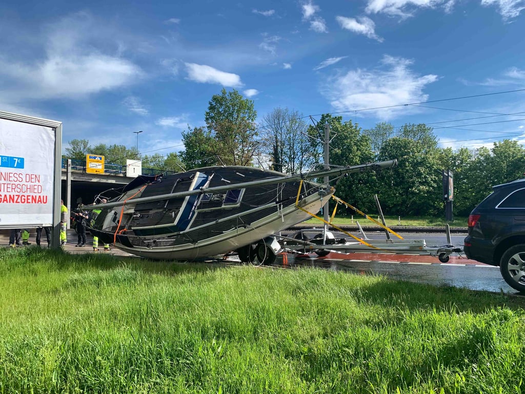 Anhänger zu klein, Boot zu schlecht gesichert: Die Yacht kenterte auf der Auffahrt zur Bundesstraße.