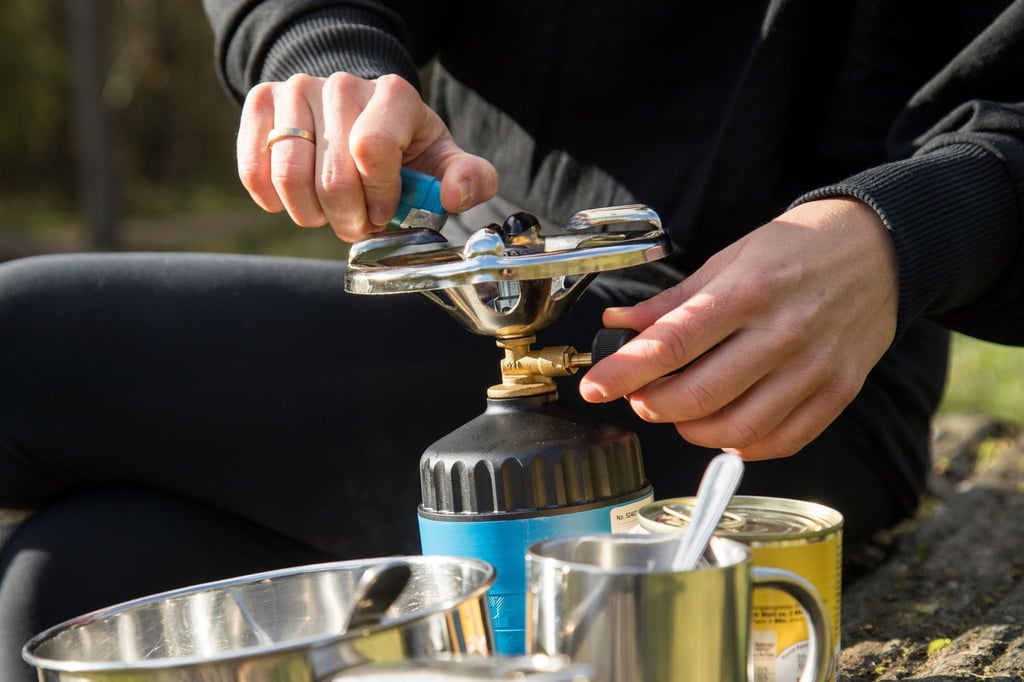 Sicher kochen unterwegs: Wer sich auf Reisen das Essen mit einem Campingkocher zubereitet, sollte vor jedem Einsatz darauf achten, dass alle Bauteile unbeschädigt sind.