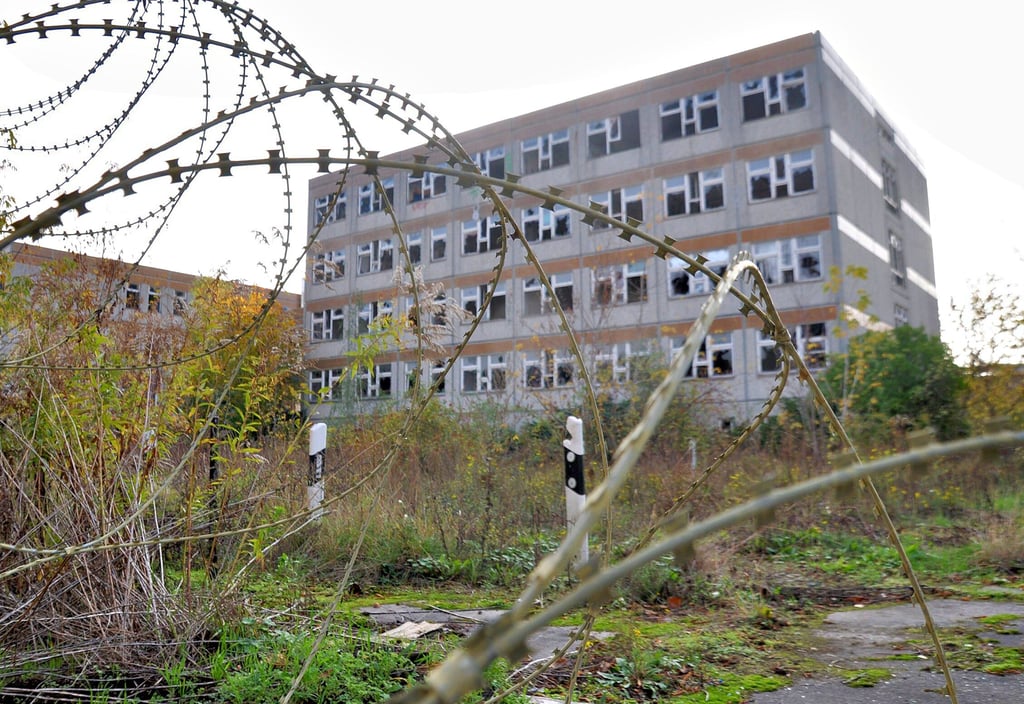 Kein Drehort für einen Endzeitfilm, sondern das Gelände des ehemaligen Reichsbahnausbesserungswerkes ? kurz RAW ? in Salbke. Das Gelände befindet sich in Privatbesitz. Offen ist, wie es entwickelt wird. Ungebetene Besucher, von denen es in den vergangenen Jahren einige gab, sollen mit Stacheldraht ferngehalten werden.