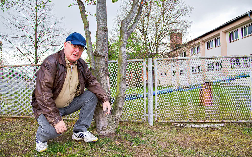 Kurt Kuchinke an einer Stelle, wo Katzen in Ilberstedt von Leuten gefüttert werden.