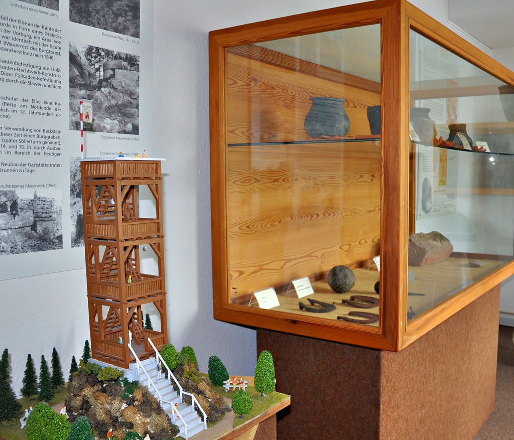 Im Museum gibt es viel Interessantes zu entdecken: Natürlich auch über die Burg – es bestand bis 997 sogar eine Palisadenbefestigung.