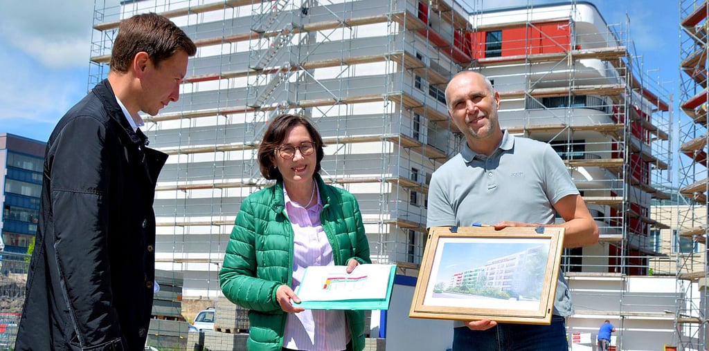 Halberstadts Oberbürgermeister Daniel Szarata (CDU), HaWoGe-Geschäftsführerin Beate Grebe und Architekt Steffen Lauterbach (von links) mit den Plänen für den Lückenschluss an der Heinrich-Julius-Straße/Ecke Kühlinger Straße.