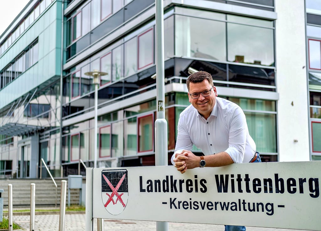 Christian Tylsch möchte neuer Landrat von Wittenberg werden. Nominiert hat ihn die örtliche CDU. Tylsch, der 1983 in Wittenberg geboren wurde, leitet seit fünf Jahren in Magdeburg das Büro des Ministerpräsidenten.