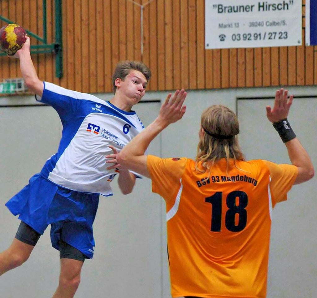 Bereits im Nachwuchs spielte Lucas Marschall (am Ball) in Calbe und erlernte dort das komplette Handball-ABC.