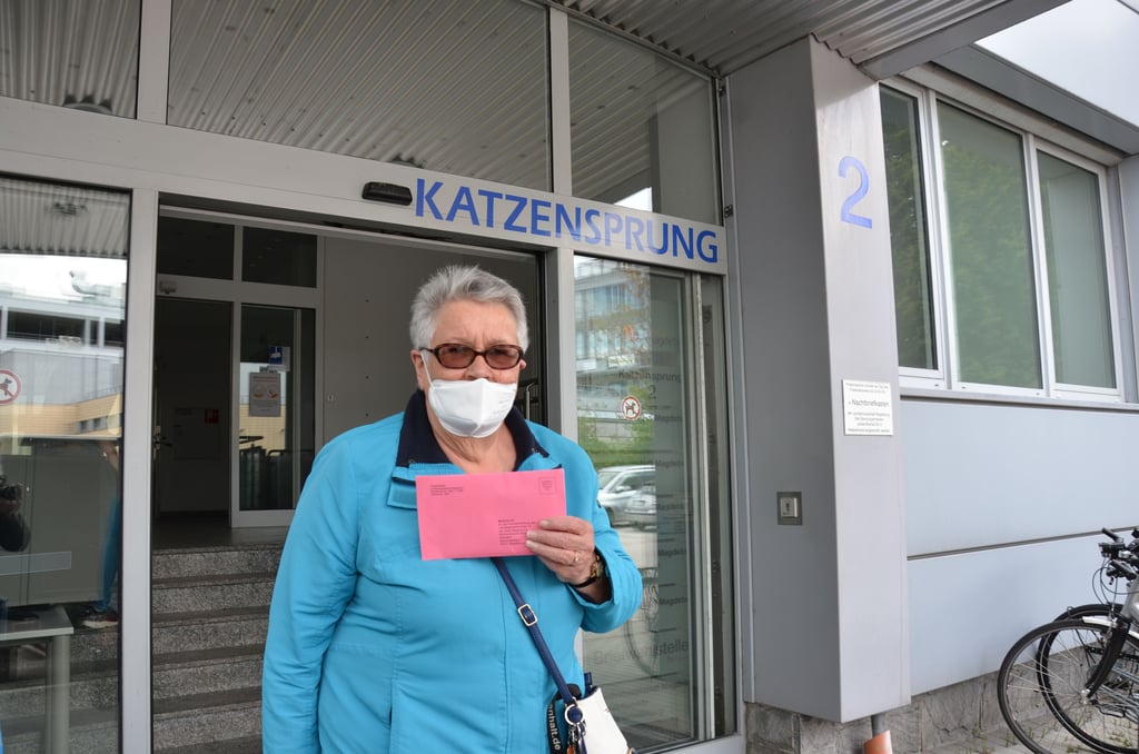 Regina Brand gehörte zu den ersten Besucherinnen der Briefwahlstelle in Magdeburg.
