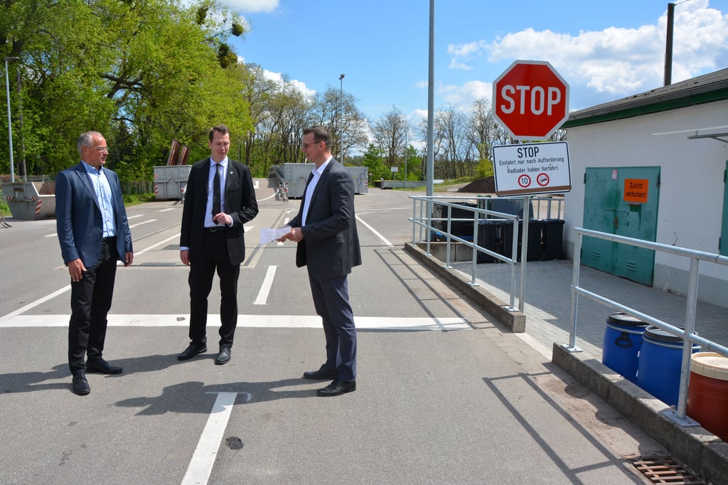 Landrat Steffen Burchhardt (SPD/Mitte) mit Kreisvorstand Stefan Dreßler (r.) und AJL-Geschäftsführer Henning Gehm auf dem umgebauten Wertstoffhof in Burg an der Berliner Chaussee. Künftig können weitaus mehr Fahrzeuge abgefertigt werden.