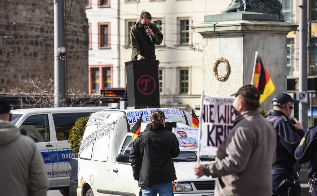 Bei einer Kundgebung von Sven Liebich auf dem Marktplatz in Halle wurden zwei Hallenserinnen von einem Teilnehmer angegriffen.