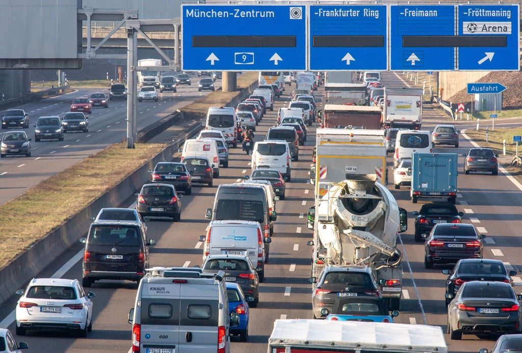 Eine Umfrage bestätigt den Eindruck, dass Menschen in der Corona-Krise am liebsten Auto fahren.