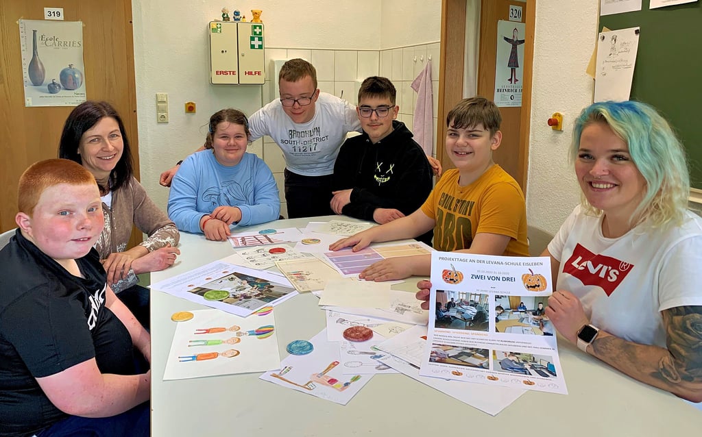 Gemeinsam sichten die kreativen Köpfe der Levana-Förderschule in Eisleben - Toni, Kathrin Sommer vom Förderverein der Levana-Schule, Alina, Lukas, Joel, Finn und die pädagogische Mitarbeiterin Sarah Louise Heidemann (v.l.) - die Vorauswahl der Bilder des Jubiläumsbandes.