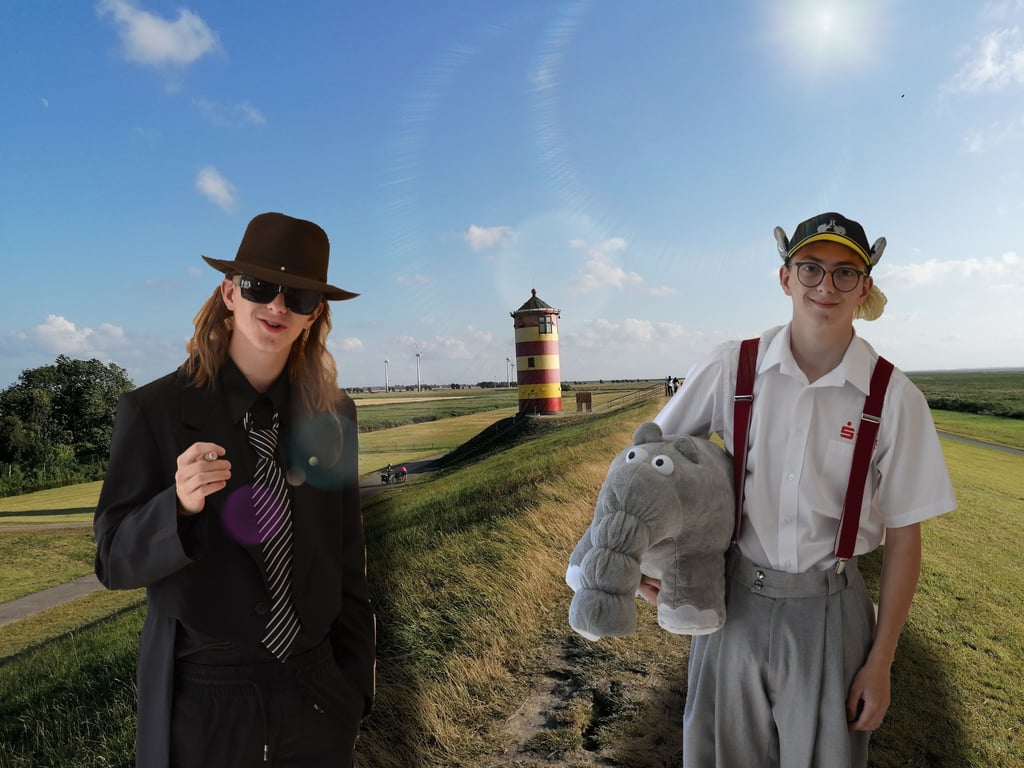 Zu seinen Programmen hat er auch die passenden Kostüme. Hier ist Jonas als Udo Lindenberg und Otto Waalkes vor ostfriesischer Kulisse zu sehen.
