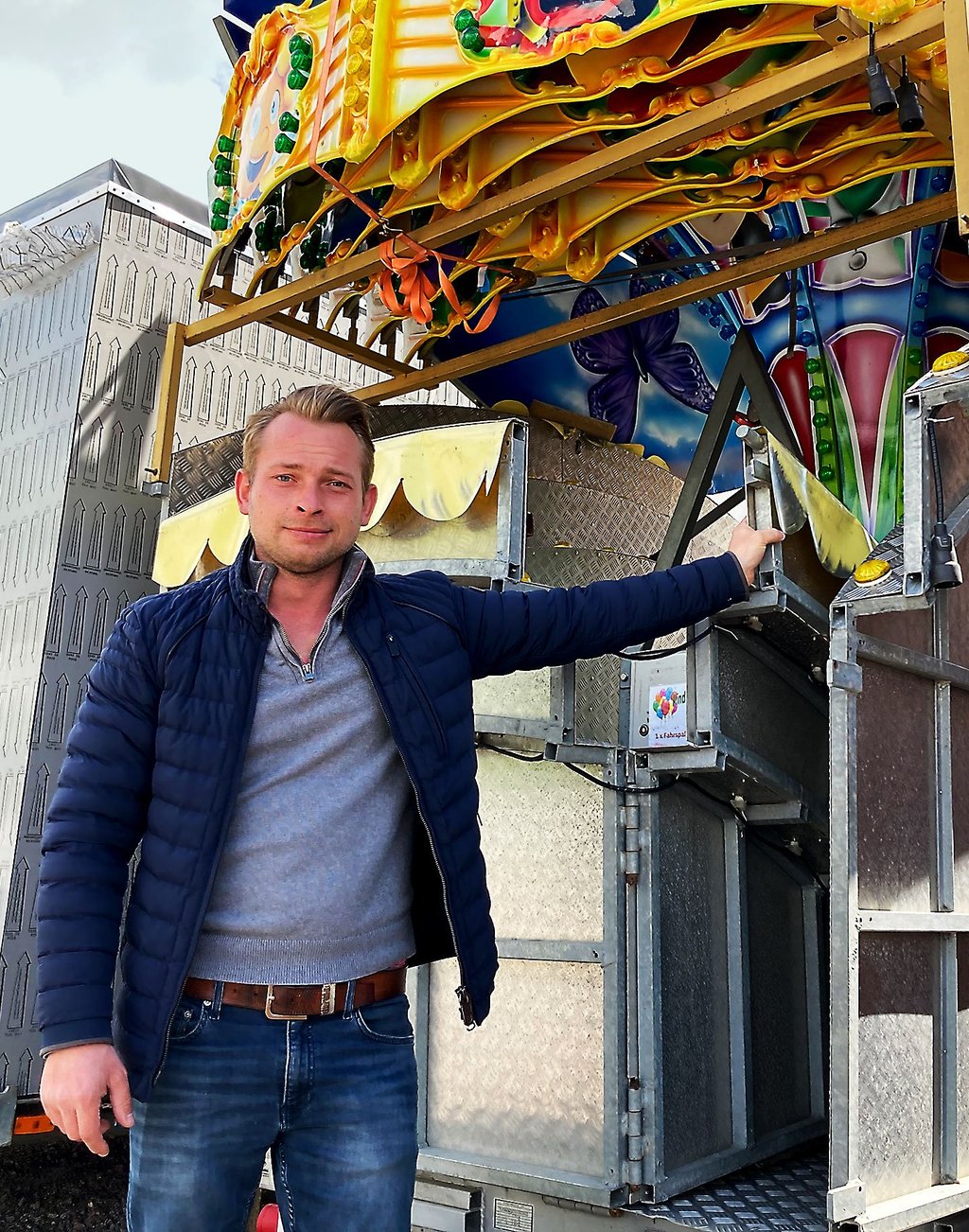 Im Moment steht das Kettenkarussell auf einen Anhänger. Aber Steven Gärtner und der "Flieger Biene Maja" könnten sofort losfahren.
