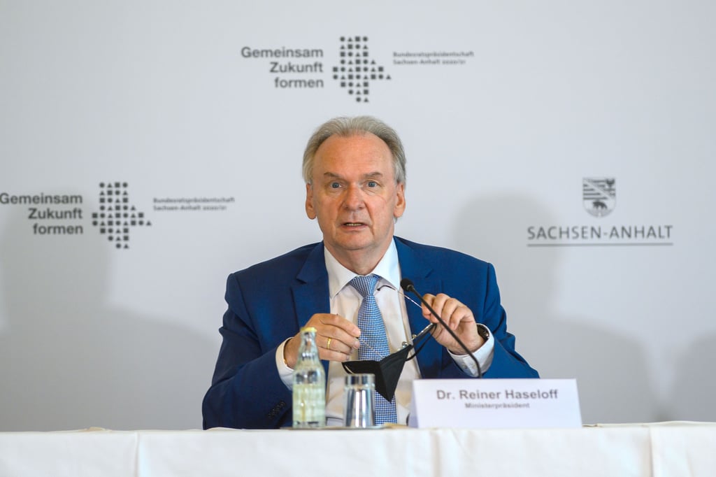 Im Gespräch mit der MZ kritisierte Reiner Haseloff die teils lange Planungsdauer bei Bauvorhaben.