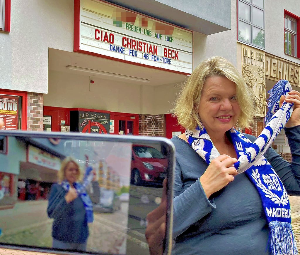 Ines Möhring vom Oli-Kino in der Olvenstedter Straße 25 in Magdeburg hat für Christian Beck zu dessen Abschied eine Leuchtreklame gestaltet, die dem FCM-Stürmer für dessen Zeit beim Club dankt.