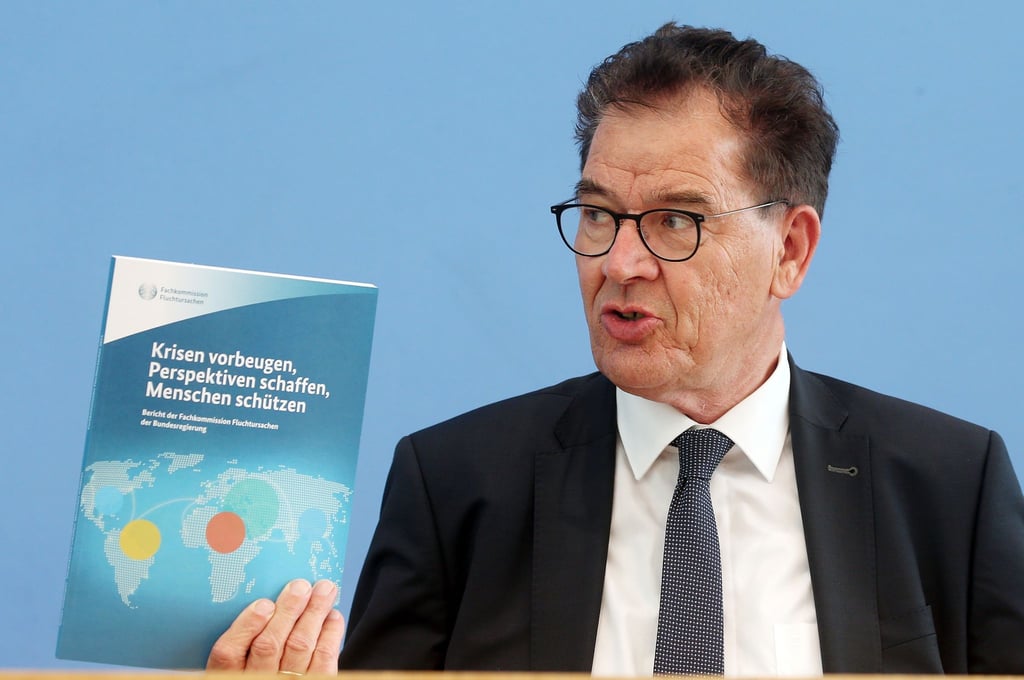 Gerd Müller (CSU), Bundesminister für wirtschaftliche Zusammenarbeit und Entwicklung, stellt vor der Bundespressekonferenz den Bericht der Fachkommission Fluchtursachen vor und beantwortet Fragen von Journalisten.