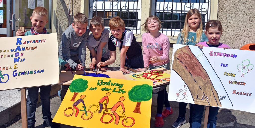 Die Ferienzeit im Hort der Grundschule Rätzlingen nutzen Julien (v.l.), Pepe, Raphael, Eddi, Mila, Frieda und Emmi, um Plakate für die nächste Rad-Demo zu malen. Stolz zeigen die Kinder ihre Werke.
