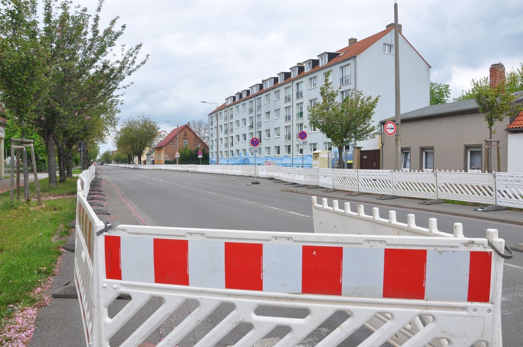 Baustelle in der Wilhelm-Hellge-Straße. Die Sperrung wegen Asphaltsanierungsarbeiten soll bis zum 11. Juni 2021bestehen bleiben.