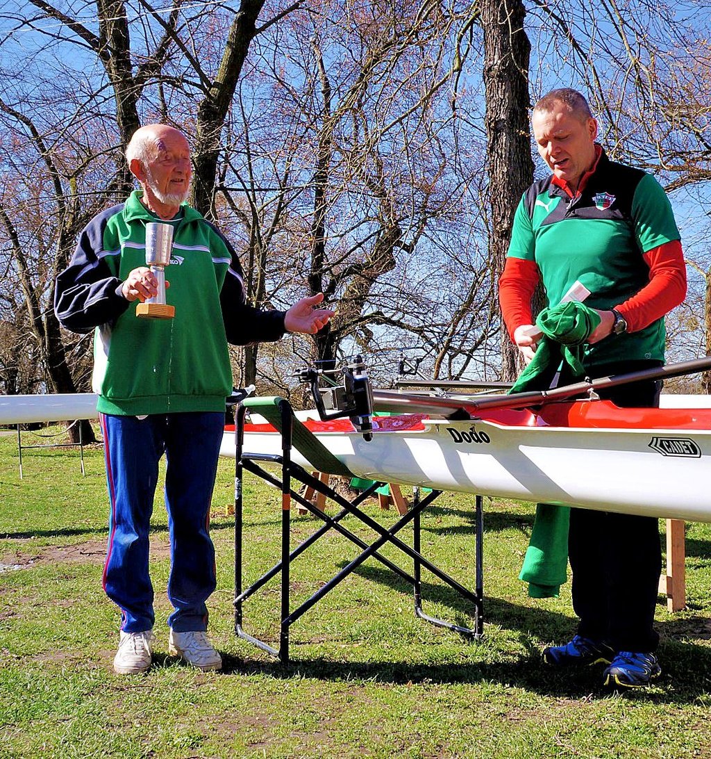 Abteilungsleiter Carsten Manzke (r.) und Gert Grosser, der seit 64 Jahren Mitglied beim RC ist, bei einer Bootstaufe.