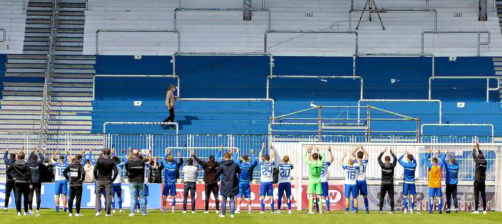 Nach dem Heimerfolg über den VfB Lübeck klatschten die FCM-Spieler symbolisch vor dem leeren Fanblock, um sich für die Unterstützung zu bedanken. Die Ränge der MDCC-Arena werden auch zum Saisonfinale gegen Unterhaching leer bleiben.