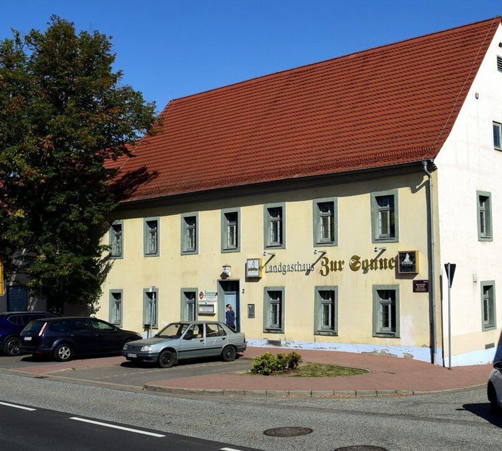 Im Saal der ehemaligen Gaststätte "Zur Sonne" in Helbra befindet sich eine mobile Teststation.