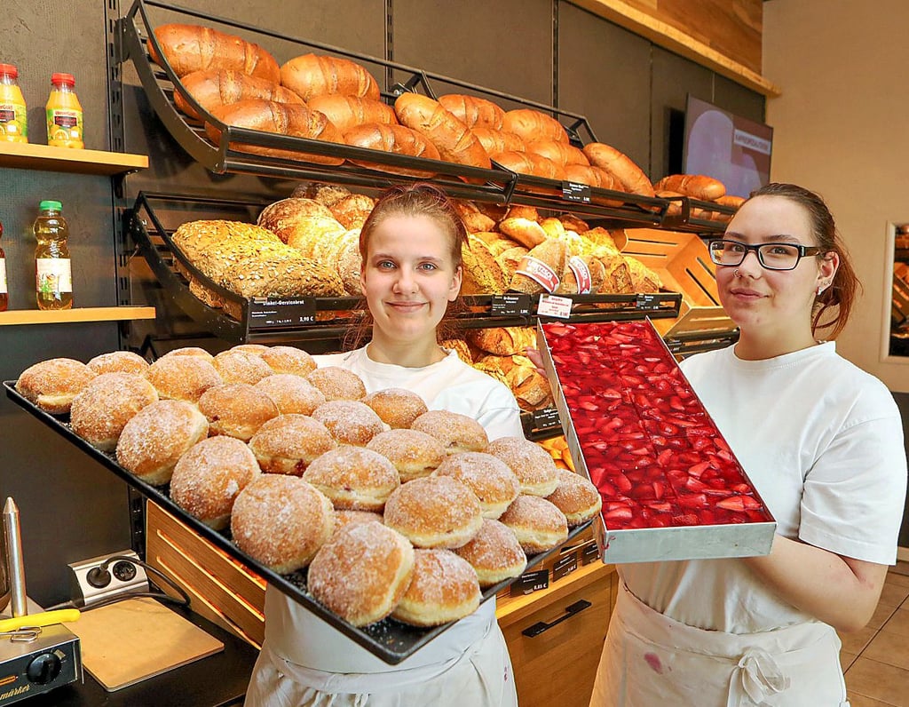 Alicia Vichy und Jasmin Kopplin (r.) als angehende Bäckereifachverkäuferinnen lernen in der Bäckerei Lantsch GmbH.