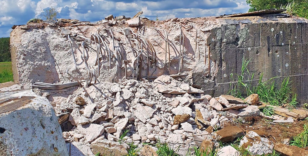 Der Bagger hinterließ deutlich sichtbare Schäden an dem Beobachtungsbunker bei Lostau. 
