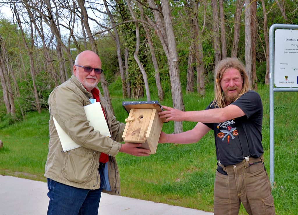 Sascha Ritter (r.) übergibt Fred Fedder von der Verwaltung eines der Vogelhäuschen.Foto: Udo Mechenich