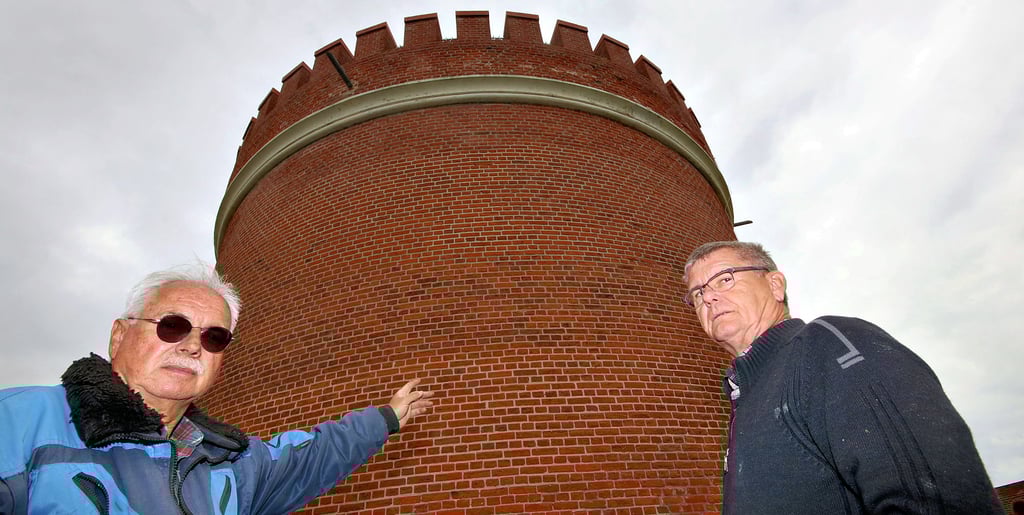 Ortsbürgermeister Helmut Seidler (l.) und Horst-Joachim Krüger vom Heimat- und Verkehrsverein Lindau stehen unter dem Burgturm. Eine Zinne soll hier umgebaut werden, um eine Evakuierung im Brandfall zu ermöglichen.
