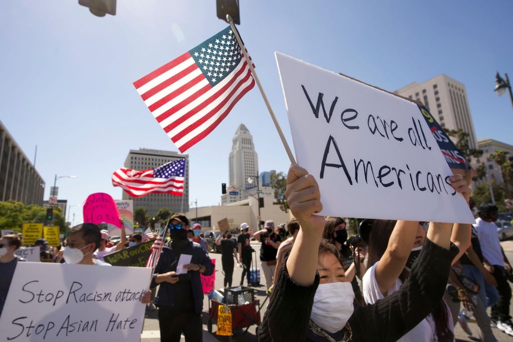 Menschen nehmen an einer Kundgebung gegen Hassverbrechen gegen asiatische Amerikaner teil.