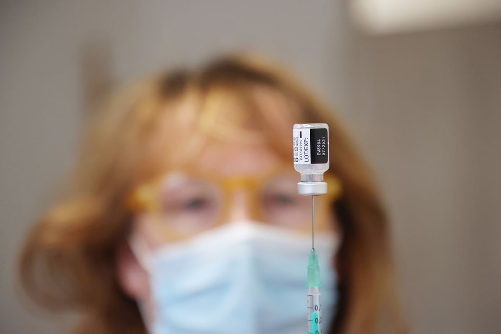 Eine Krankenschwester füllt eine Spritze Impfstoff