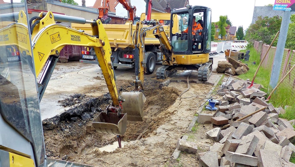 Nachdem das Leck geortet war, wurde sofort mit der Reparatur des Rohrbruchs begonnen. Schwere Technik rückte an.