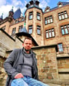 Landtagskandidat Denis Mau (Bündnis 90/Die Grünen) vor dem Wernigeröder Schloss ? einem seiner Lieblingsplätze. ?Die Architektur faszniert mich mich. Das Schloss ist ein grandioses Bauwerk, das wir wertschätzen und erhalten müssen.?