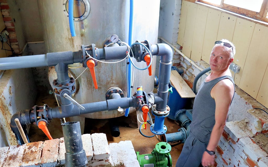 Jens Klaus, der Vereinsvorsitzende, erklärt die Schwimmbadtechnik der Badeanstalt Aderstedt, deren Herzstück die Umwälzpumpe ist. Durch deren Defekt war der Start der neuen Saison in Gefahr.