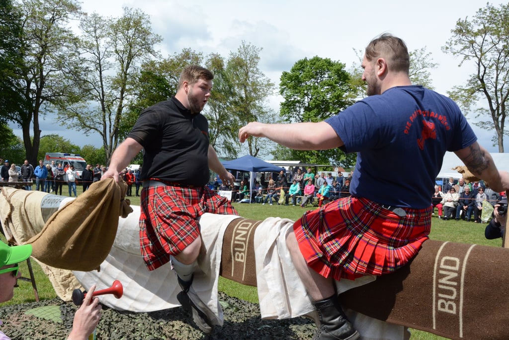 Bei den Highland Games in Engersen maßen Männer in Schottenröcken ihre Kräfte. In diesem Jahr müssen die Spiele pandemiebedingt wieder ausfallen.